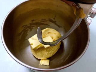玉米面包,加入黄油，继续再开两次和面程序，共和面二次（共30分钟）