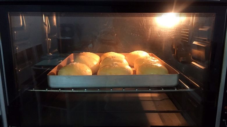 玉米面包,放入预热好的烤箱，上火120度，下火150度，中层20分钟（上色满意加盖锡纸）