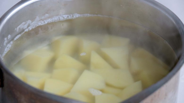 『土豆茄子煲』,土豆开水煮熟，捞出后沥干水分；