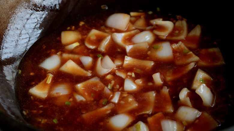 『土豆茄子煲』,接着倒入酱汁煮开