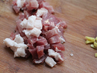 肉沫烧豆腐,猪肉选择有肥有瘦的，切小块。