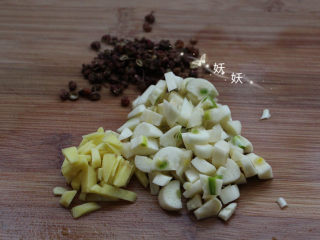 肉沫烧豆腐,姜蒜花椒处理好备用。