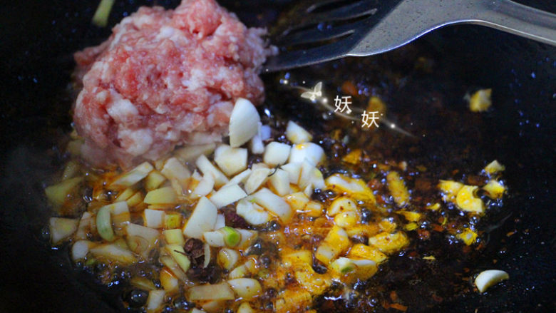 肉沫烧豆腐,下猪肉，姜蒜花椒，一起炒出香味。