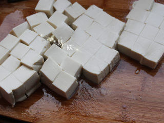 肉沫烧豆腐,豆腐切成小方块，大约1.5厘米见方。
