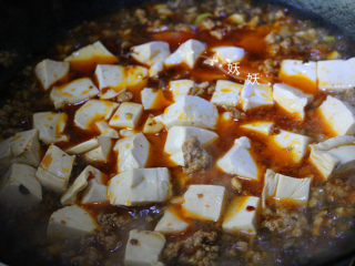 肉沫烧豆腐,水开后下豆腐进去同煮。