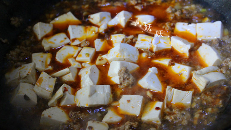 肉沫烧豆腐,水开后下豆腐进去同煮。