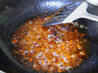 肉沫烧豆腐,油锅烧热，下豆瓣酱翻炒。
