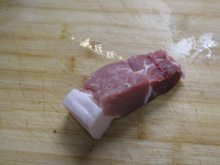 豆角焖面,前腿肉嫩，如果没有，选五花肉，尽量不要用后腿肉，煮出来会柴。