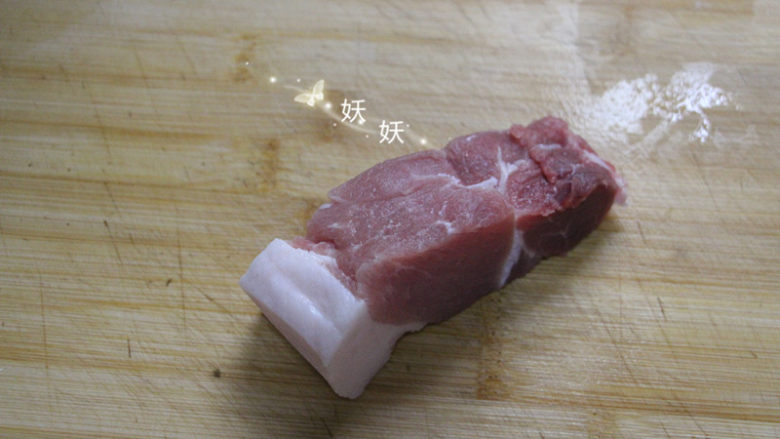 豆角焖面,前腿肉嫩，如果没有，选五花肉，尽量不要用后腿肉，煮出来会柴。