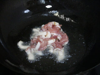 豆角焖面,油锅烧热，滑入肉丝。