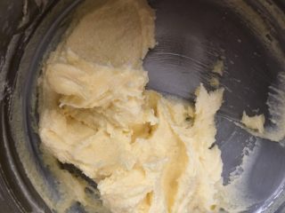 葡萄干奶酥,用打蛋器继续打至均匀无颗粒