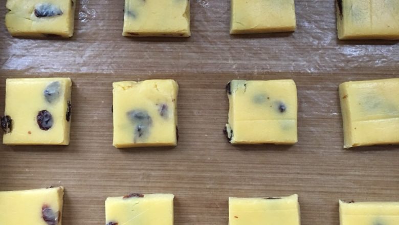 葡萄干奶酥,面团擀成1cm的面饼，再切成大小均匀的方块或者长方形，但是大小薄厚要一致，避免烤的时候受热不均匀