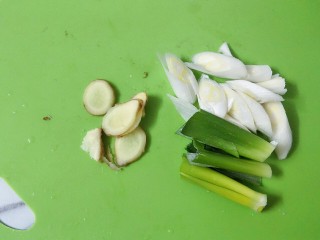 鸳鸯火锅,生姜和大葱切片