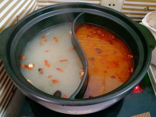 鸳鸯火锅,加水或者高汤煮开