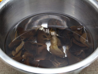 香菜拌木耳,泡发的黑木耳入开水锅中煮两分钟，然后迅速过凉水浸泡变凉，这样可使木耳口感脆嫩。