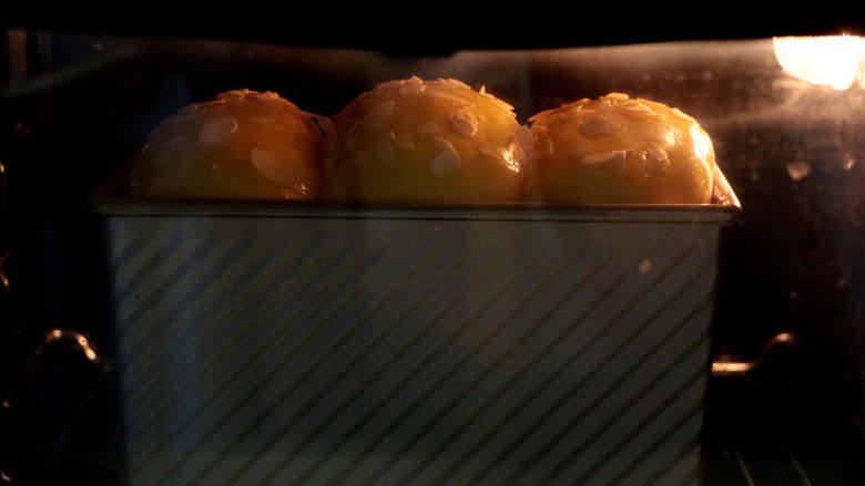 色拉油版吐司,放置烤箱的倒数第二层，烤箱170度上下火预热，烤30-40分钟左右；表面金黄色要加盖锡纸，以免上色过深了；