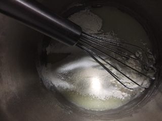 香草流心蛋糕,过筛加入低筋面粉