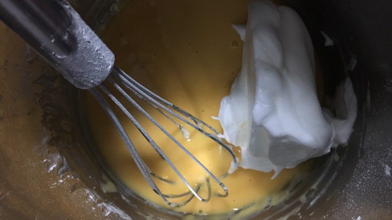 香草流心蛋糕,取一勺蛋白放入蛋黄糊里