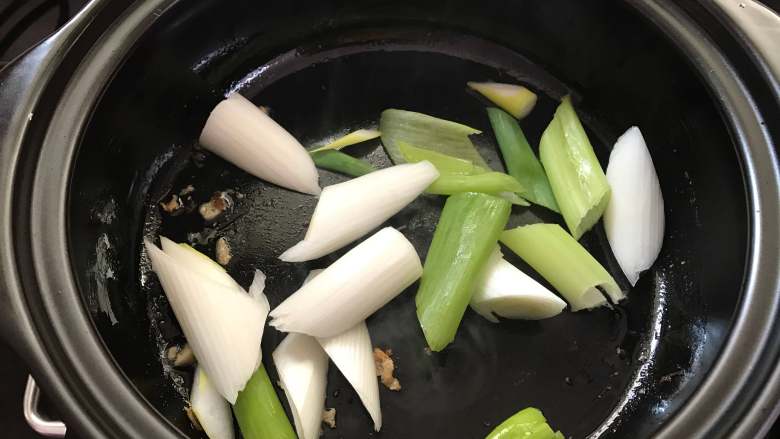 寿喜锅,大葱煎出香味。