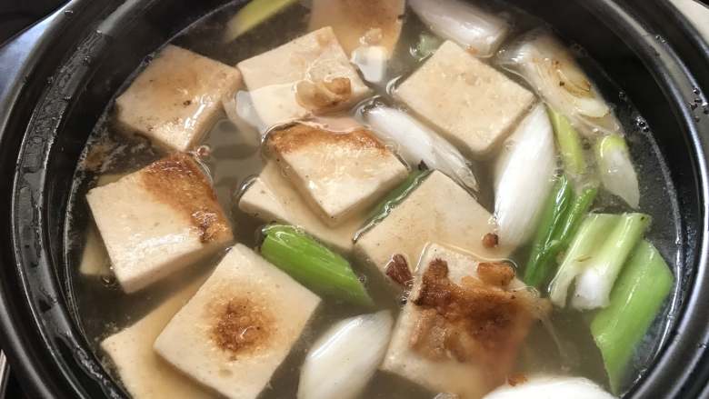 寿喜锅,煮开后放入豆腐和大葱。