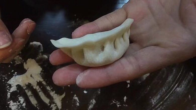 香菇猪肉饺,在保证馅都在里面不会跑出来时，拇指就可以轻轻扶着外面的皮子，继续捏