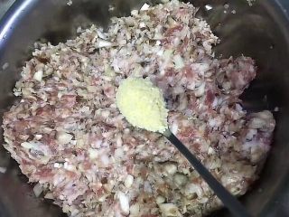 香菇猪肉饺,将猪肉洗净剁碎，将香菇洗净剁碎，加入一勺鸡精