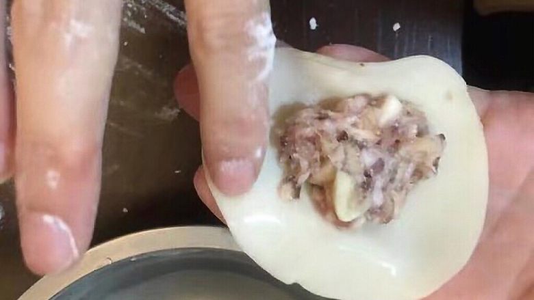 香菇猪肉饺,准备一个饺子皮，用筷子挑一点肉放中间