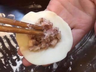 香菇猪肉饺,准备一盆水，用手指沾水，抹边缘