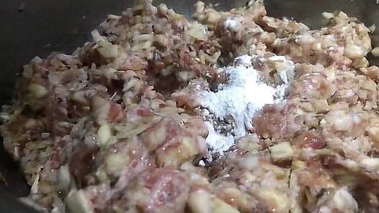 香菇猪肉饺,用手抓均匀，撒适量生粉抓匀腌制一会