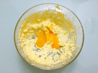 黄油曲奇,分二次加入全蛋液，每次加入都要打至与黄油融合才能加入下一次