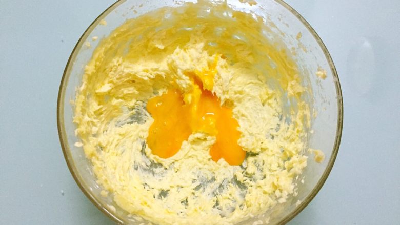 黄油曲奇,分二次加入全蛋液，每次加入都要打至与黄油融合才能加入下一次