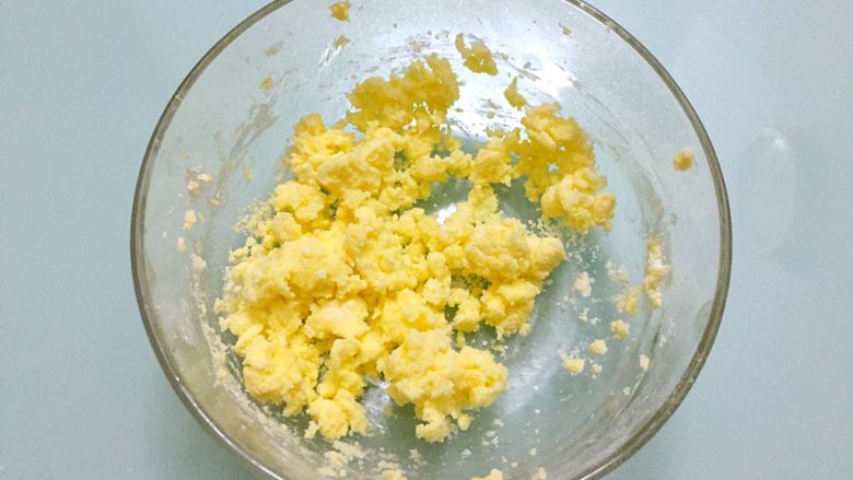 黄油曲奇,先用打蛋器搅拌均匀