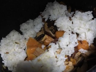 腊肠南瓜饭,放入米饭炒匀