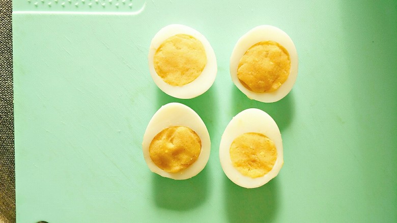 土豆泥贪吃蛇早餐,搅拌均匀以后再填充到鸡蛋里