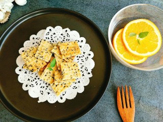 大米锅巴,配上两片橙子，美美的下午茶。