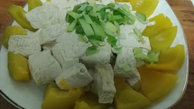 东北吃法_酱香窝瓜蒸豆腐,葱碎撒到盘子里，浇上调好的料汁即可。（如下图）