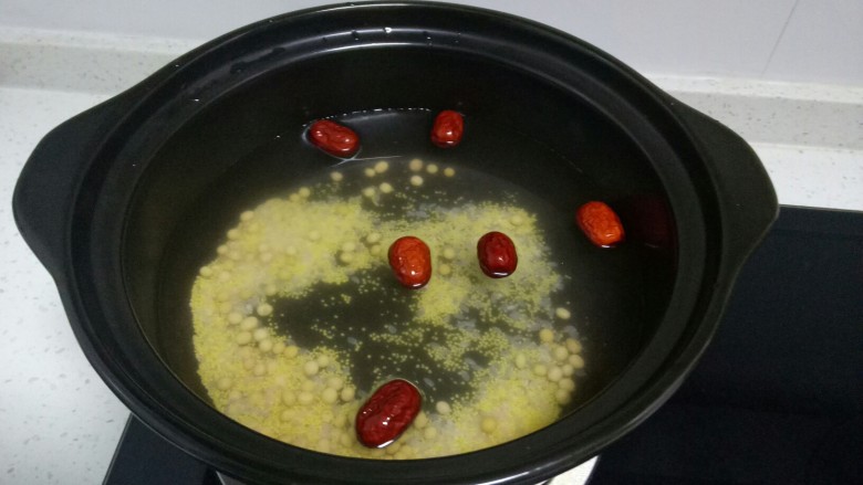 多宝粥,锅中放入适量清水，放入大米、小米、红豆、红枣开大火煮开。