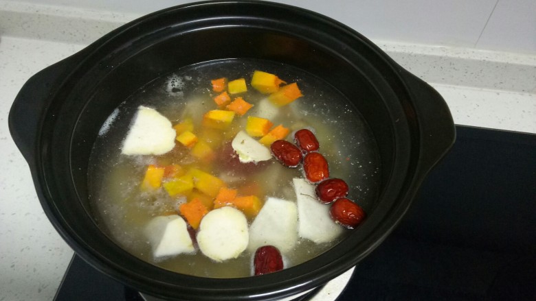 多宝粥,放入红薯、胡萝卜、山药、南瓜煮开后，转小火煮1小时。