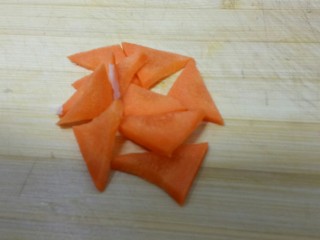 爆炒猪大肠,胡萝卜洗净切三角形。