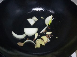爆炒猪大肠,锅中放入适量油，小火炒香花椒、葱、姜、蒜。