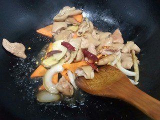 爆炒猪大肠,加入2个红辣椒段，快速翻炒。