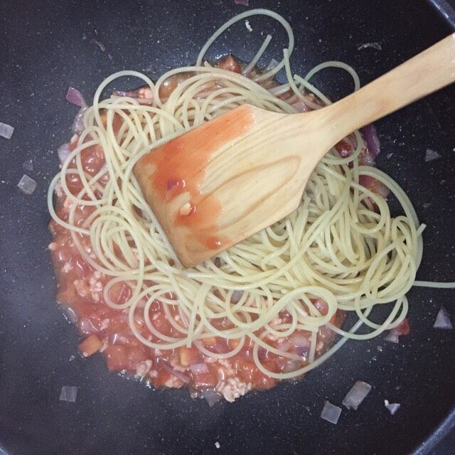 番茄肉酱意大利面,加入意大利面，翻炒均匀