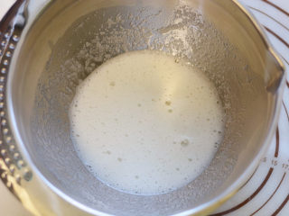 费南雪,用手动打蛋器搅拌至糖融化，这个过程需要有耐心，
