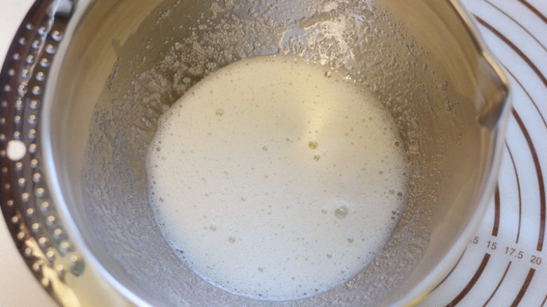 费南雪,用手动打蛋器搅拌至糖融化，这个过程需要有耐心，