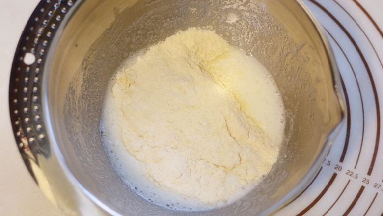 费南雪,把过筛后的粉类全部倒入搅拌好的蛋白里面，搅拌至无干粉的状态