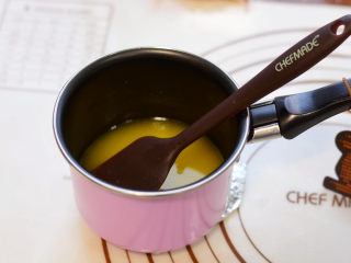 费南雪,黄油加热融化，因为我喜欢原色的，所以加热的时间比较短，如果喜欢金黄色可以把黄油加热到颜色变深。融化好的黄油放至温热