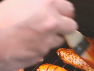 新奥尔良烤翅,将烤箱打开，在鸡翅上一次刷酱。