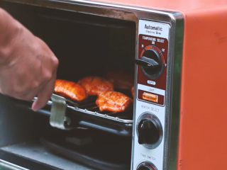 新奥尔良烤翅,将鸡翅放入烤箱里烤。