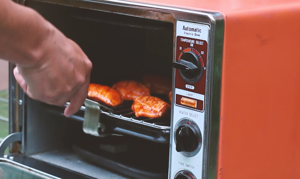 新奥尔良烤翅,将鸡翅放入烤箱里烤。