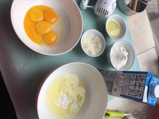海绵蛋糕,把材料准备好，玉米淀粉直接放在装蛋白的碗底